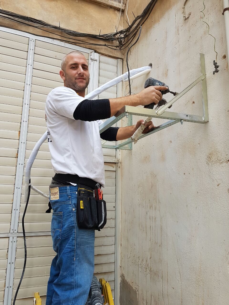 אוהד יעקובי מתקין מתלה מזגן חיצוני — התקנה מקצועית גוש דן