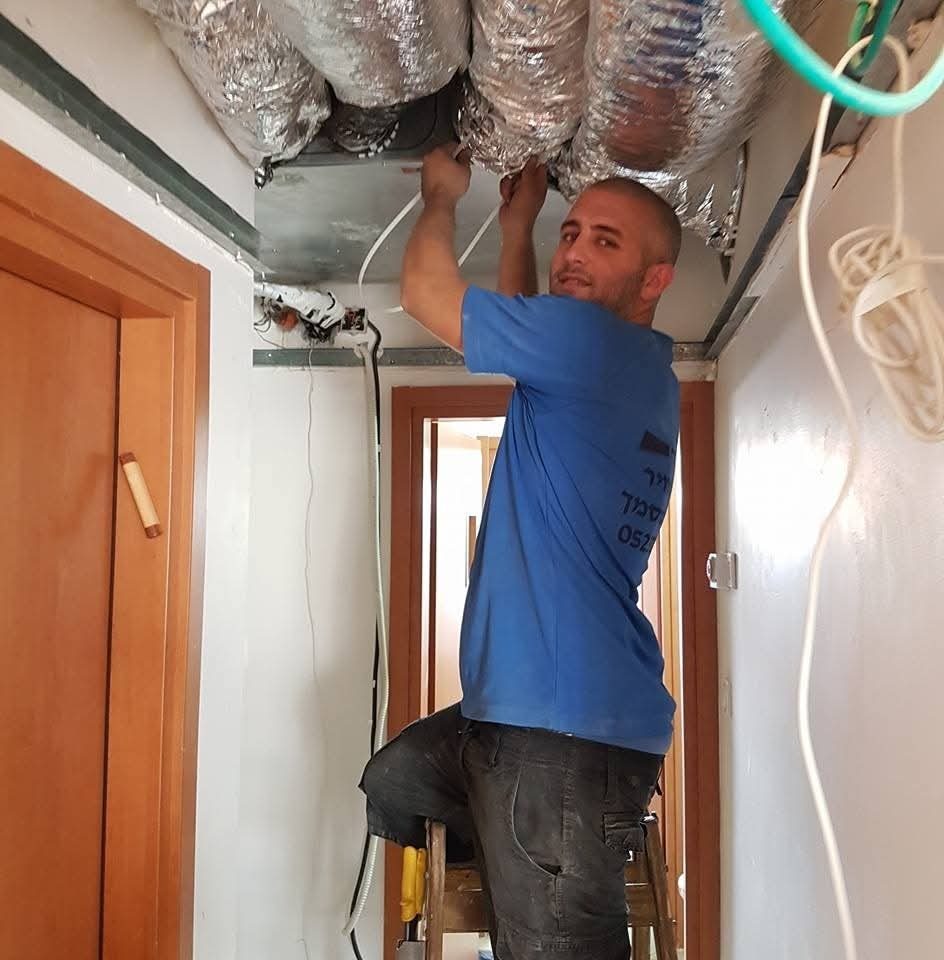 חיבור צינורות מזגן מיני מרכזי בתקרה — עבודה מקצועית