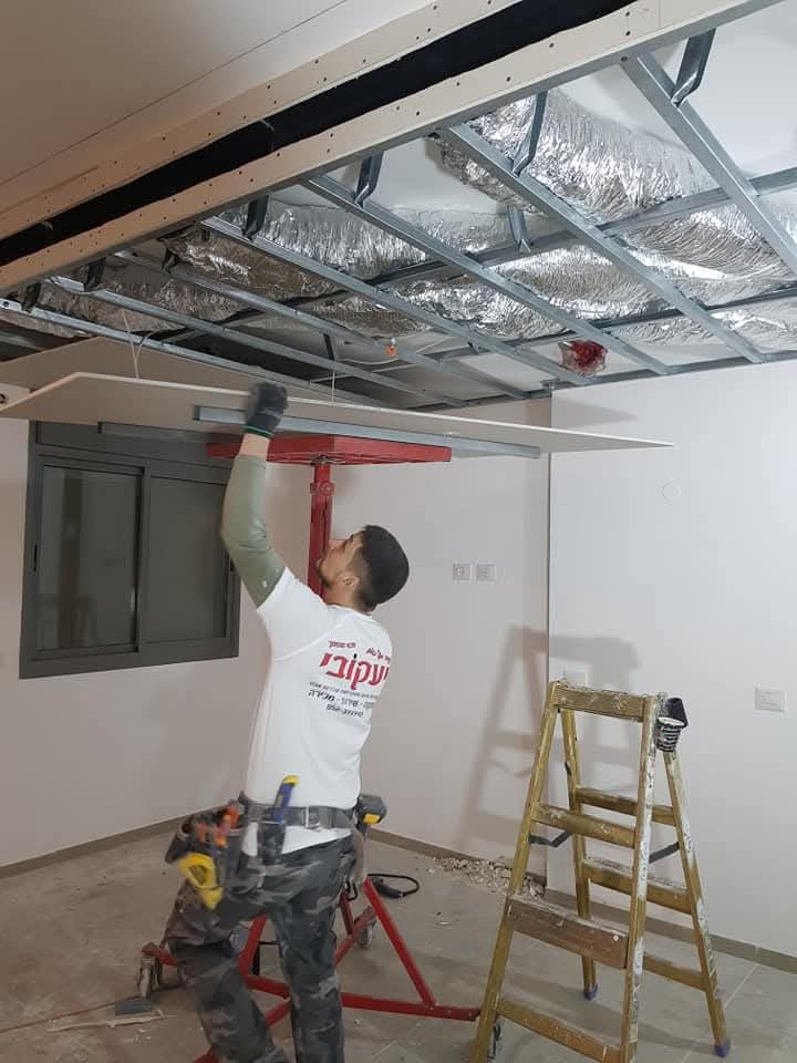 טכנאי אוהד יעקובי מתקין מזגן מיני מרכזי בתקרה — רישיון 982441