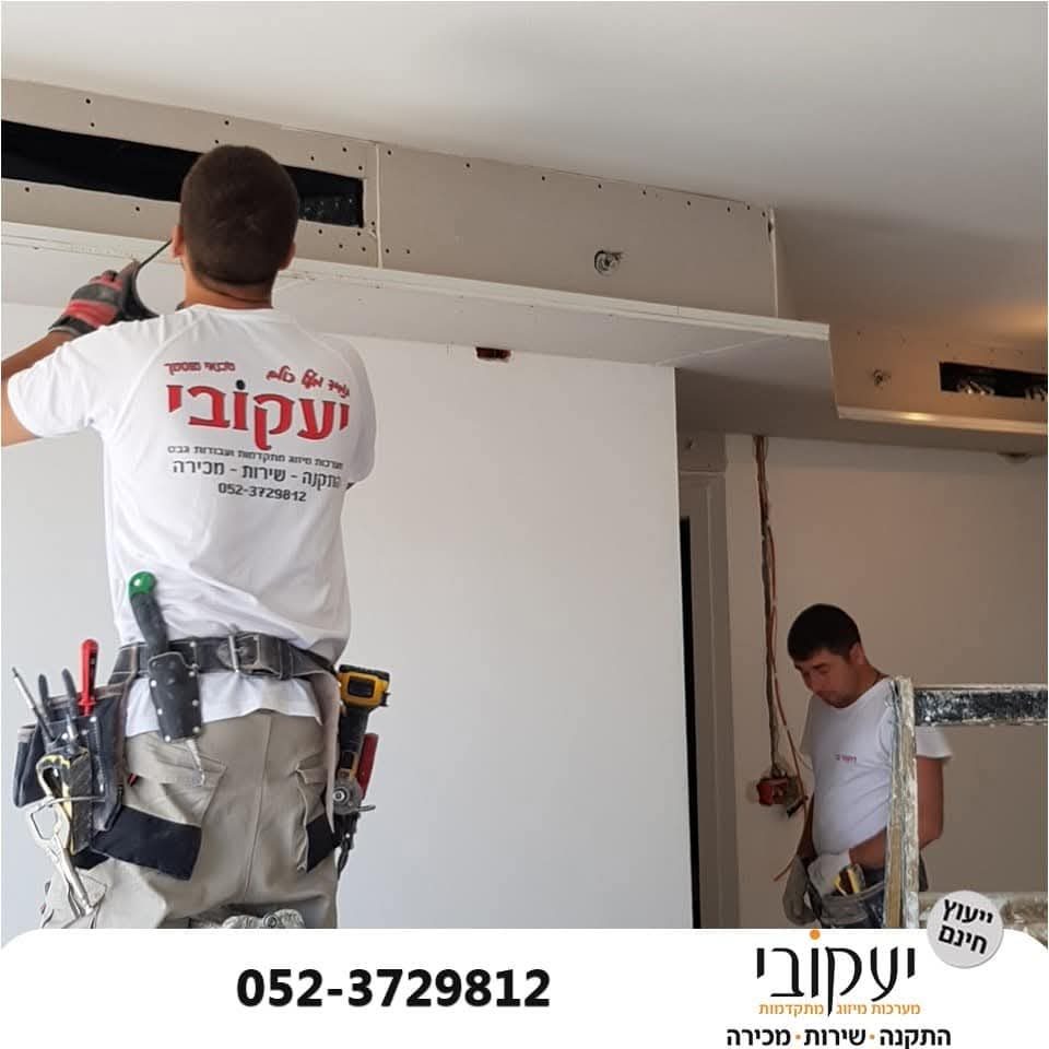 צוות יעקובי מיזוג אוויר מתקין מזגן מיני מרכזי בפרויקט